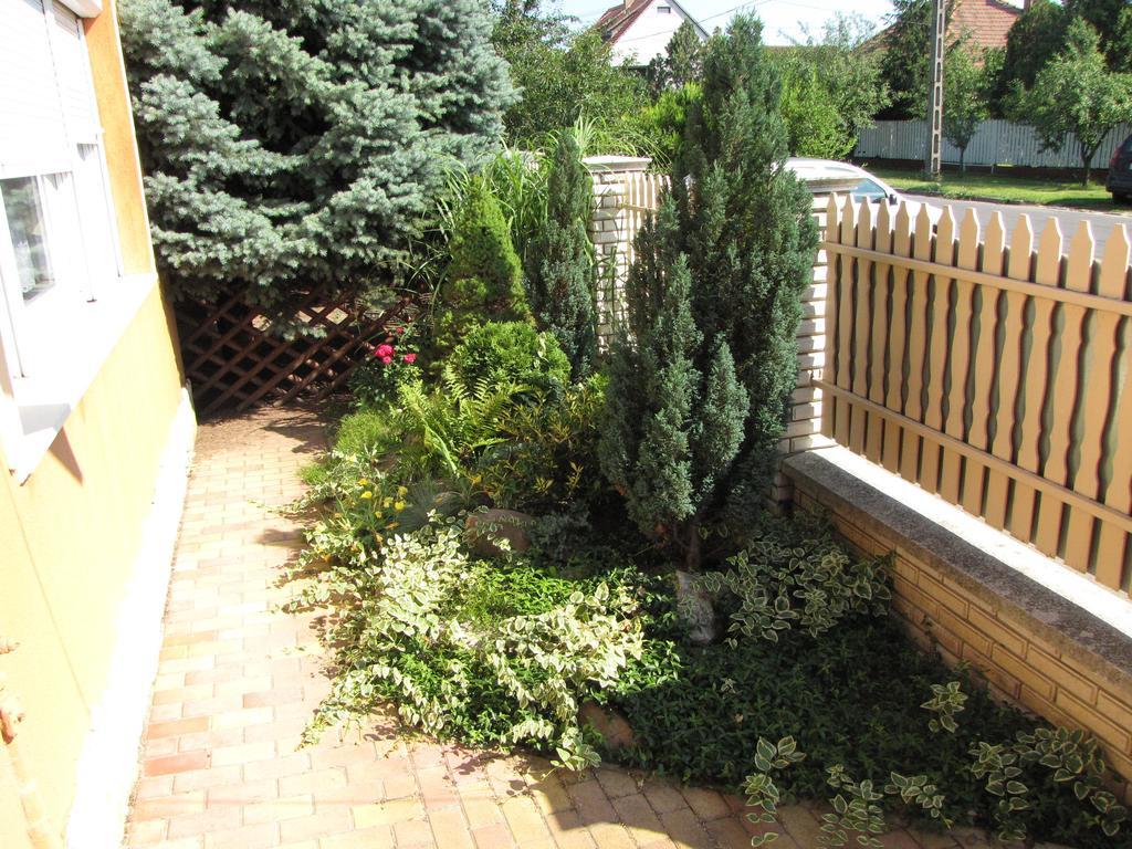 Oazis Apartmanhaz Hajduszoboszlo Exterior photo